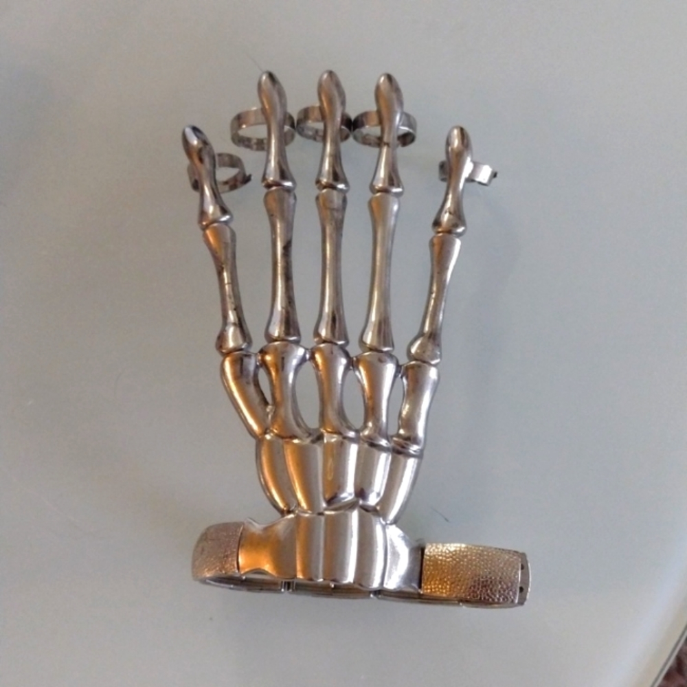 Finger fitted skeleton hand bracelet